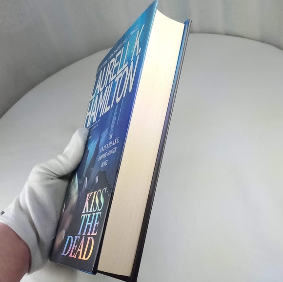 Kiss The Dead, Anita Blake Vampire Hunter Hardback Book by Laurell K. Hamilton - Picture 8 of 13